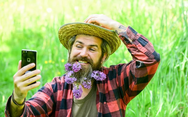 Videollamada. Internet disponible en la mayoría de los rincones remotos del país. Comunicación en línea. Internet y comunicación asequibles de alta calidad. Cowboy hipster en el campo con smartphone. Redes sociales — Foto de Stock