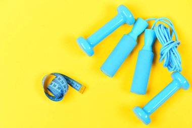 Kilo kaybı ve spor konsepti. Spor malzemelerine yakın santimetre