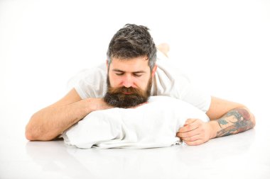 Uykulu yüzlü adam yastığa uzanır..
