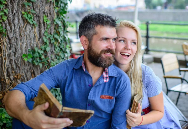 Mutlu yüzlü kız sakallı adama aşık olur. — Stok fotoğraf