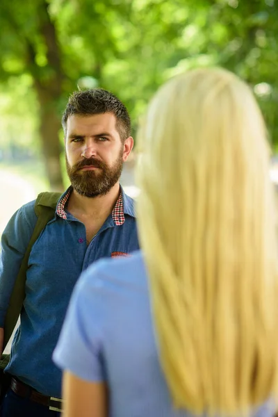 Pierwsze spotkanie z nieznajomymi, mężczyzna z brodą patrzy na dziewczynę. — Zdjęcie stockowe