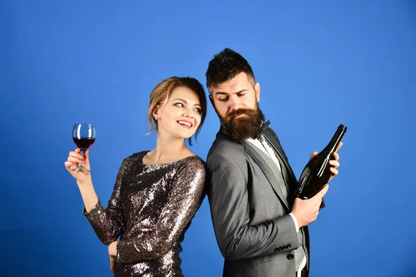幸せとトリッキーな顔を持つ愛の試飲ワインのカップル — ストック写真