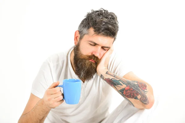 Hipster sonolento com barba e bigode segura caneca na mão . — Fotografia de Stock