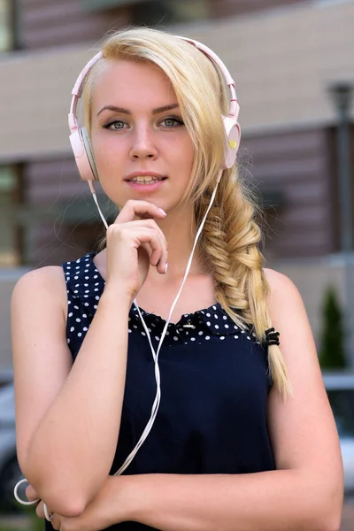 思慮深い顔をした女性は音楽が好きだ。ブロンドの髪の女性 — ストック写真