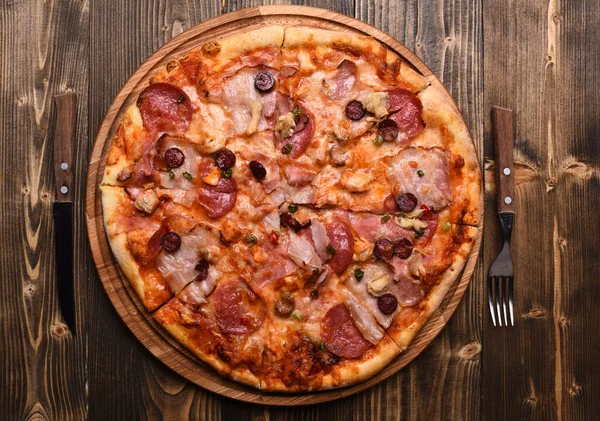 Italian dish with fork, knife. Pizza with bacon and cheese — Stock Image Italian dish with fork, knife. Pizza with bacon and cheese Stock Picture