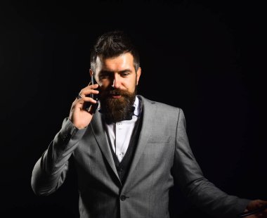 Teknoloji ve iletişim konsepti. Takım elbiseli maço.