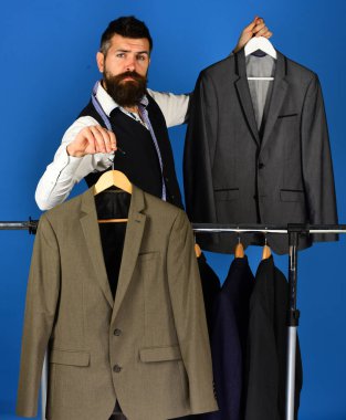 Terzilik ve tasarım konsepti. Tasarımcı moda seçimi yapar