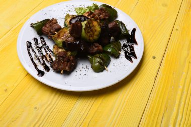 Soya ve yeşil guacamole soslu sofistike bir yemek..