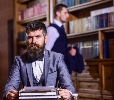 Yazarların rutin konsepti. Yeni kitap üzerinde çalışan yazar