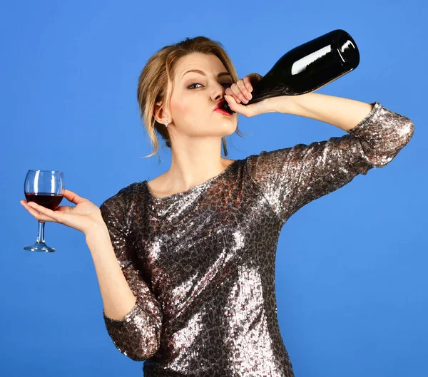 Концепция виноделия. Девушка с хитрым лицом пьет дорогое каберне — стоковое фото