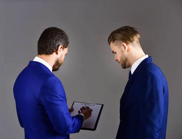 Чоловіки в костюмі або бізнесмени з зайнятим виразом — стокове фото