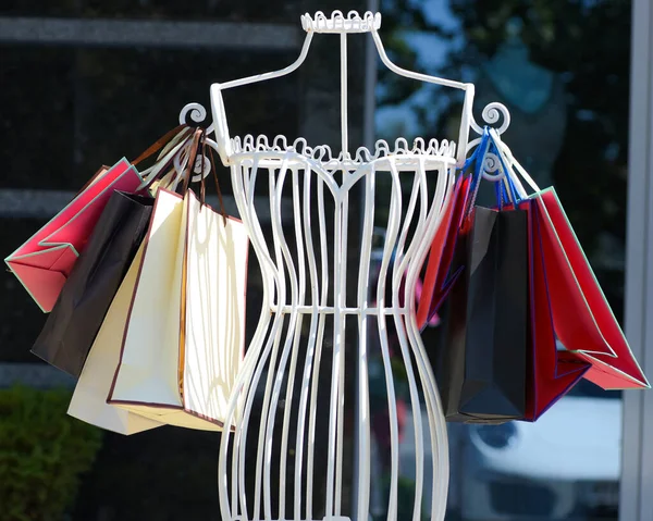 Shopping e concetto di vendita. Manichino vintage in metallo — Foto Stock