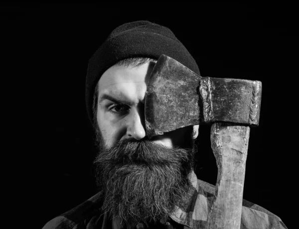 ハンサムな髭の男で帽子に斧で黒の背景 — ストック写真