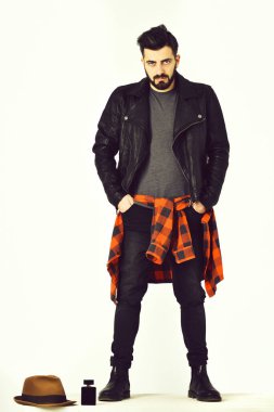 Sakallı bir adam, elinde parfüm şişesi olan beyaz bir hippi.