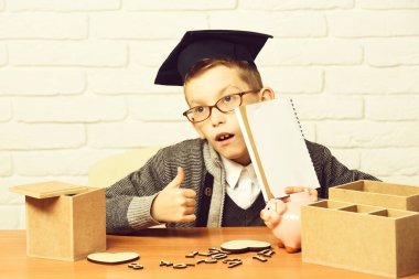 Beyaz tuğlalı duvar arkasında küçük tatlı bir öğrenci.