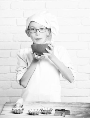 Duvardaki tuğladan yapılmış sevimli aşçı çocuk.