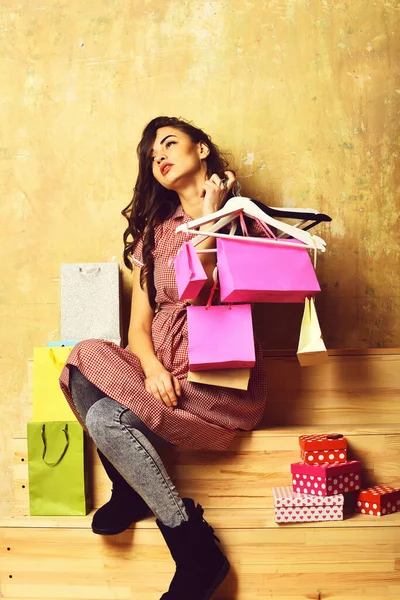 Bella donna sexy con borse della spesa, scatole, appendini sulle scale — Foto Stock