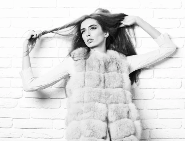 Alla moda ragazza sexy in pelliccia su sfondo studio muro di mattoni — Foto Stock