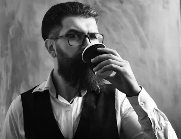 Sakallı adam, vahşi beyaz hippi fincandan kahve içiyor. — Stok fotoğraf