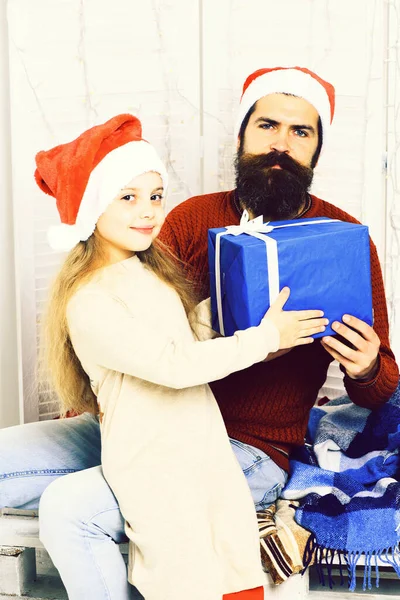 Santa man met blond meisje — Stockfoto