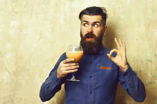 Σκληρός hipster που κατέχει τροπικό αλκοολούχο φρέσκο κοκτέιλ — Φωτογραφία Αρχείου