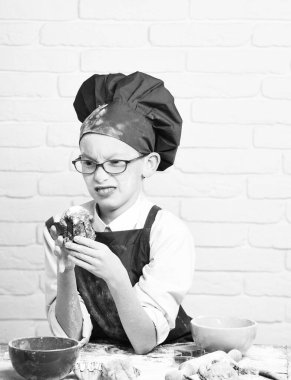 Lekeli tatlı aşçı çocuk.