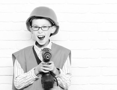 Genç, şirin inşaatçı çocuk.