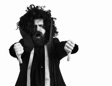 Takım elbiseli beyaz hippi ve siyah kıvırcık peruklu.