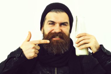 Sakallı, beyaz tenli hippi elinde cam süt kavanozu tutuyordu.