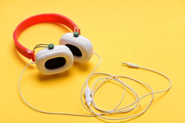 Plastikten yapılmış müzik kulaklığı. Modern ve şık kulaklıklar.