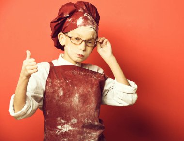 Lekeli tatlı aşçı çocuk.