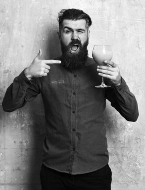 Vahşi hippi elinde tropik alkolik taze kokteyl tutuyor.