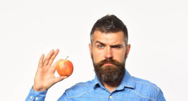 Sakallı adam beyaz arka planda kırmızı meyveler tutuyor..