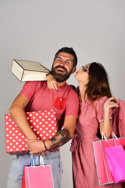 Birbirine aşık çiftler alışveriş torbaları, kucaklaşmalar ve öpücükler taşır.