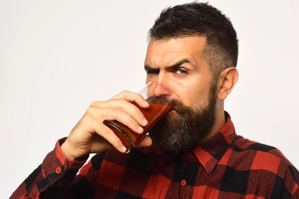 Человек с бородой держит томатный сок изолирован на белом фоне. — стоковое фото