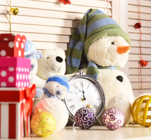 Leksaker och julgranskulor i närbild, selektivt fokus. — Stockfoto