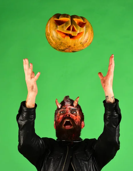 Concept de fête d'Halloween. Diable ou monstre aux décorations d'octobre — Photo