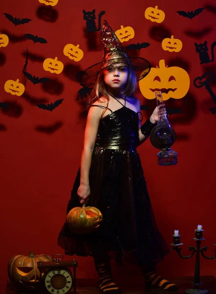 Een kleine heks met een zwarte hoed. Halloween feest en decoraties concept. — Stockfoto