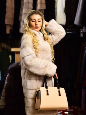 Uzun bej kürklü, gizemli yüzlü kadın..