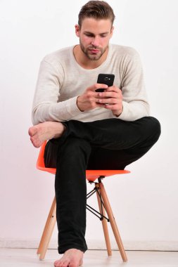 Adam telefonu tutuyor, mesaj okuyor ya da video izliyor..