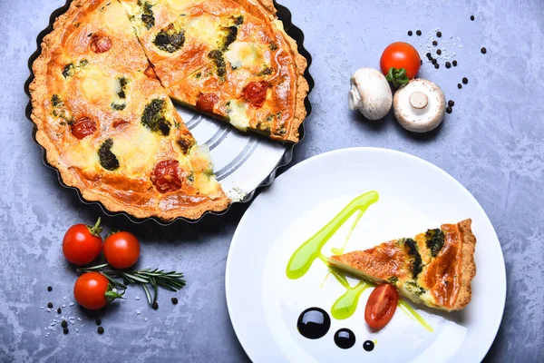 Pizza vegetariana con pomodori, broccoli e formaggio — Foto Stock