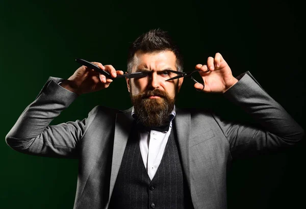 Macho em terno formal corta e rapa barba e bigode — Fotografia de Stock