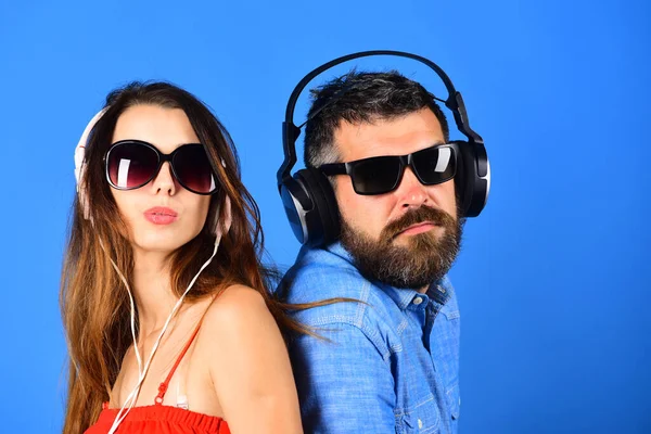 Pareja enamorada lleva auriculares y gafas de sol . — Foto de Stock