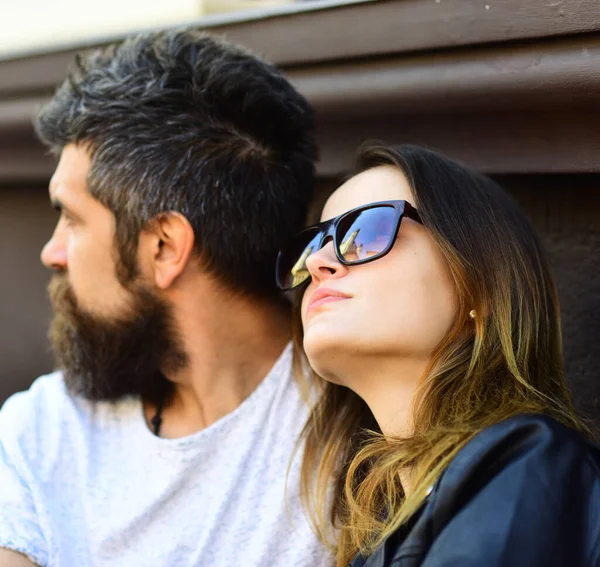 Chica y chico barbudo se miran en la terraza —  Fotos de Stock