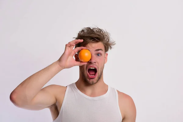 Concepto de nutrición saludable. Chico con cara sorprendida sobre fondo gris — Foto de Stock