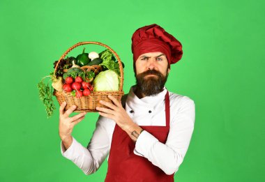 Şef lahana, turp, marul ve sarımsaklı brokoli tutuyor.