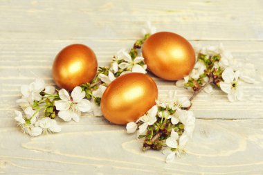 Paskalya yumurtası, kiraz ya da kayısı çiçeği.
