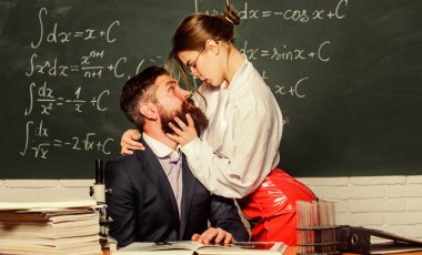 Flörtten de öte. Romantik bir ilişki yaşayan bir çift. Okuldaki sakallı erkek ve seksi kadının romantik aşkı. Öğretmen ve öğrenci arasında romantik bir ilişki var. Romantik ortaklık