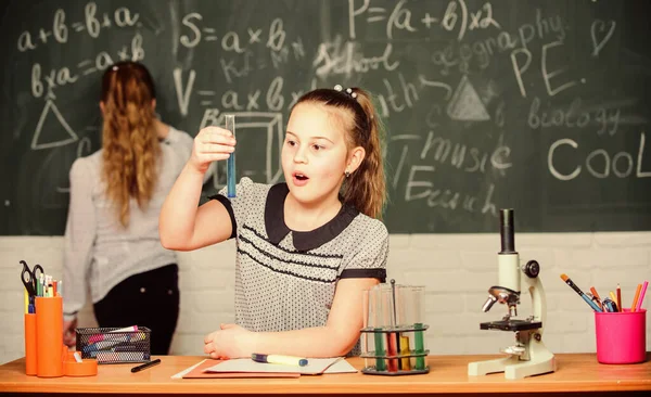 Alunos na aula de química. Prática laboratorial. Aulas de química. Ciência fascinante. Experiência educacional. Colegas de turma estudam química. Reações químicas dos tubos de ensaio do microscópio — Fotografia de Stock