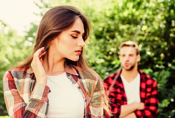 Man hipster wordt verliefd mooi meisje. Een toevallige ontmoeting. Liefde vanaf het eerste gezicht. Als de vrouw weet dat je haar leuk vindt, hoe zal ze dan reageren. Verliefd worden. Pure gevoelens. Romantisch date concept. Mooie mensen. — Stockfoto